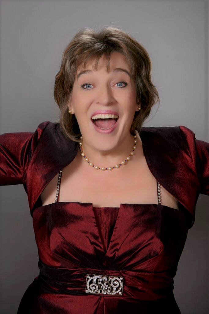 Eini Annukka Perälä hymyilee innostuneesti