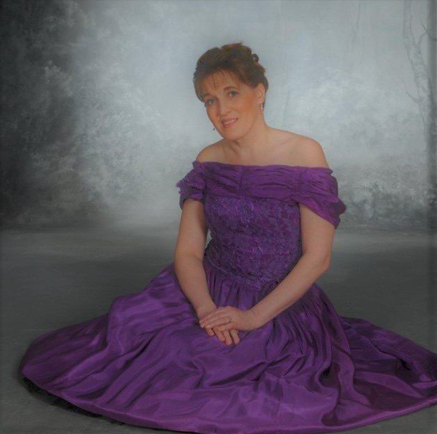 Laulajatar Eini Annukka Perälä katsoo kameraan herkästi.