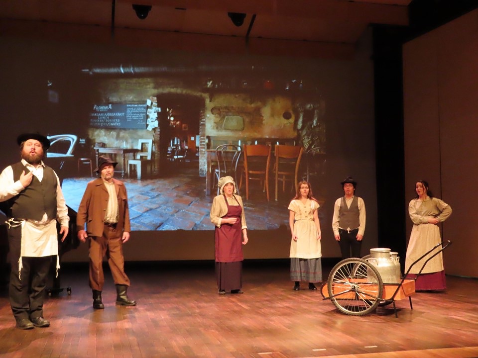 Viulunsoittaja katolla -musikaalin esitys meneillään