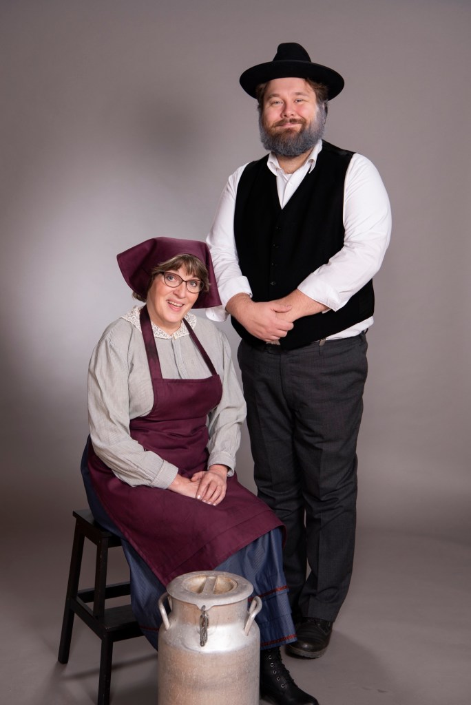 Golde ja Tevje Viulunsoittaja katolla -musikaalin promokuvassa.