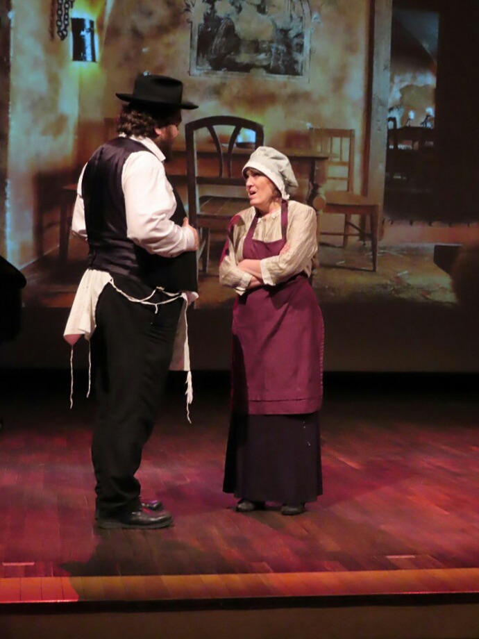 Viulunsoittaja katolla musikaalin Tevje ja Golde pariskunta kiistelee.