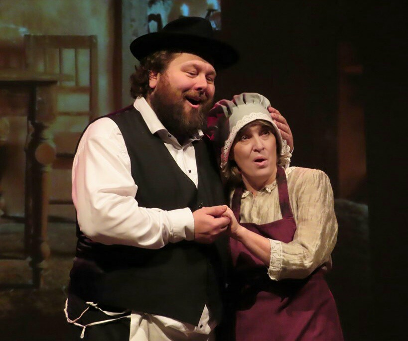 Kuvassa Tevje ja Golde Viulunsoittaja katolla -musikaalista.