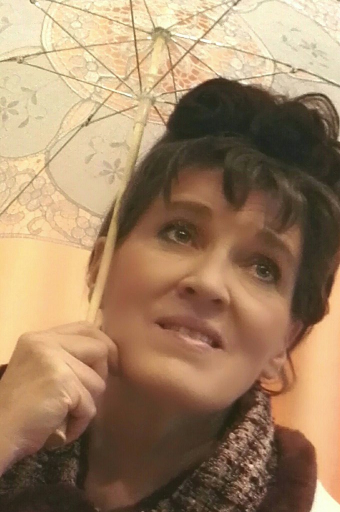 Alma katsoo surullisesti ohi kameran. (Tähtiin kirjoitettu)