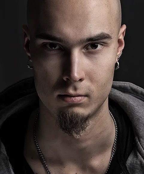 Pianisti Janne Oksanen katsoo kohtisuoraan kameraan.