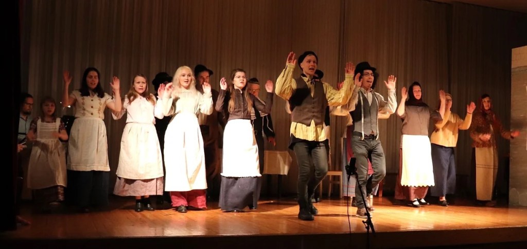 Viulunsoittaja katolla -musikaalin koko porukka lavalla näytöksessä.