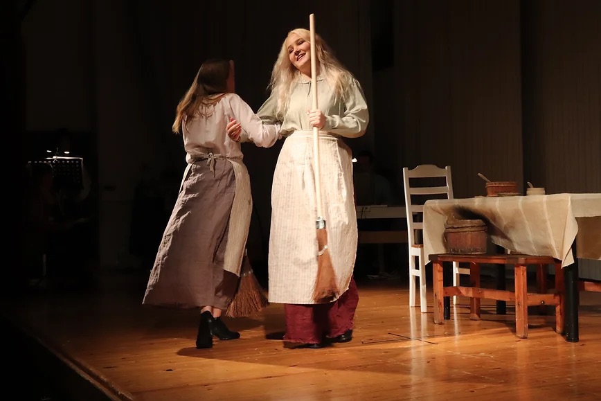 Chava ja Hodel tanssivat iloisesti käsikynkässä. (Viulunsoittaja katolla - musikaalin näytös)