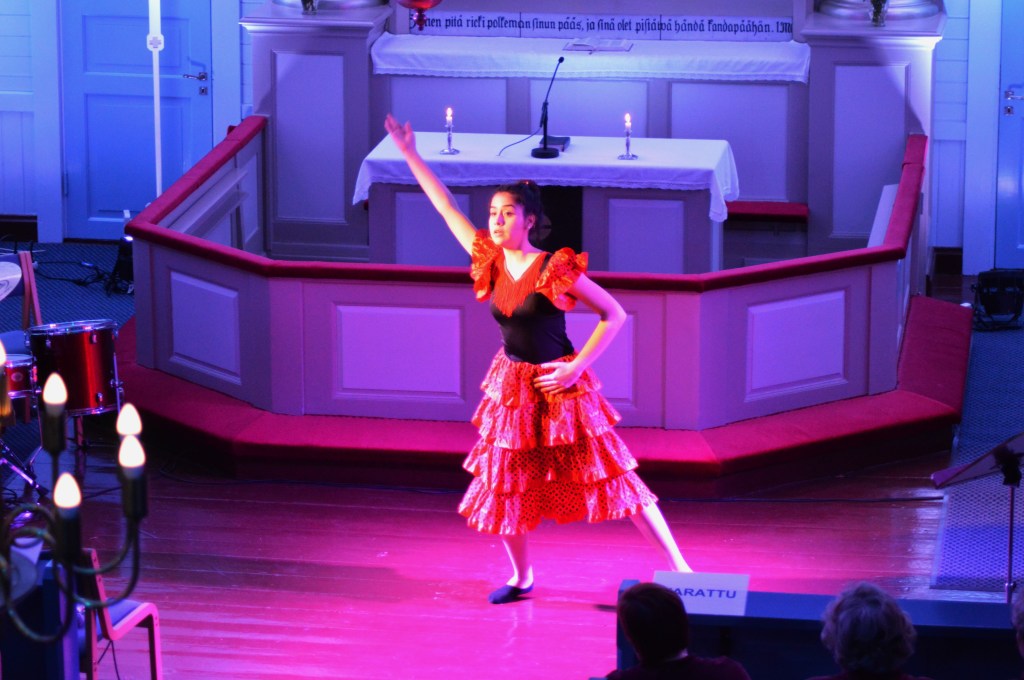 Tanssija tanssii ylistyslaulua kirkossa