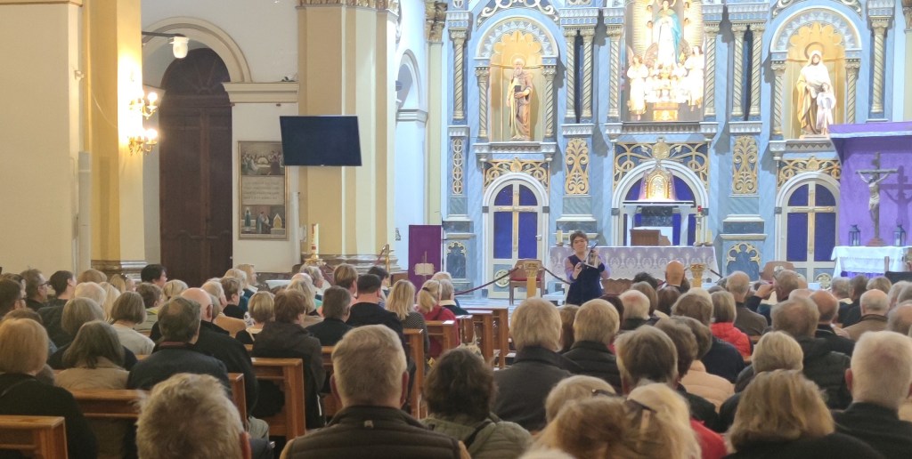 Konserttiyleisöä ja laulaja Eini Annukka Perälä Torreviejan kirkossa Espanjassa.