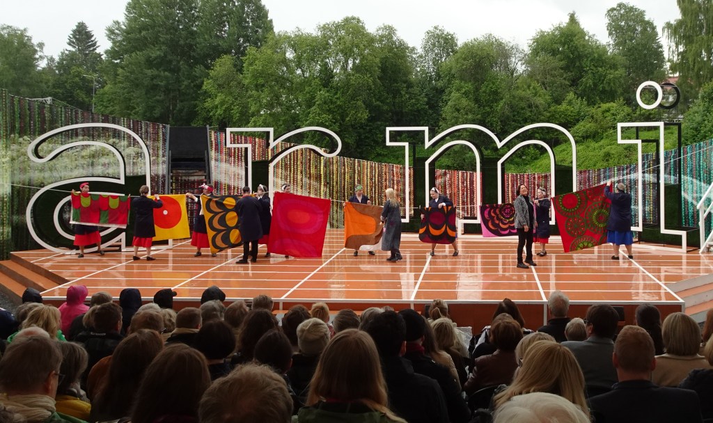 Kuvassa Armi-oopperan esiintyjiä lavalla