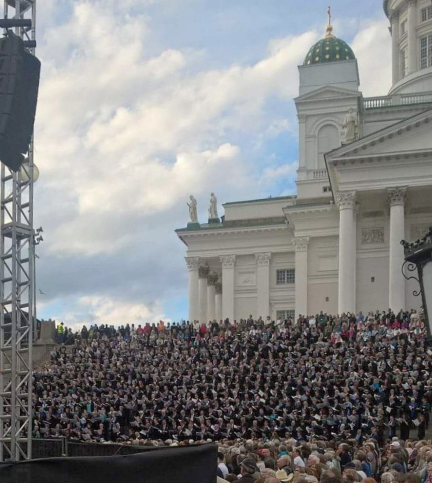 Suurkuoro Helsingissä tuomiokirkon portailla