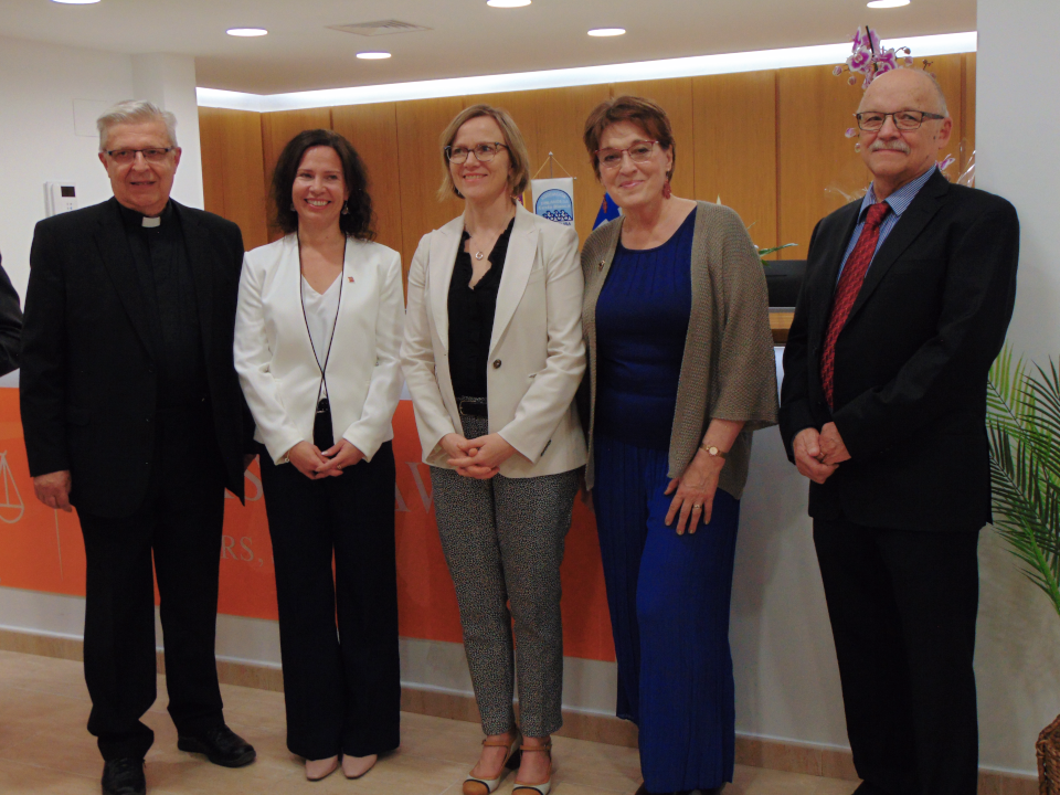 Suomen Espanjan suurlähettiläs, Torreviejan  kunniakonsuli ja kanttori Eini Annukka Perälä