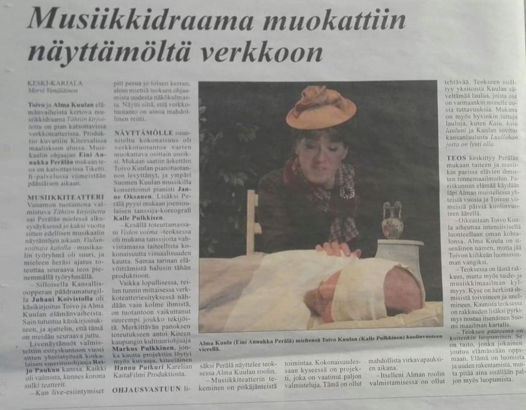 Katsomossa on ihmisiä ja meneillään on teatteriesitys.