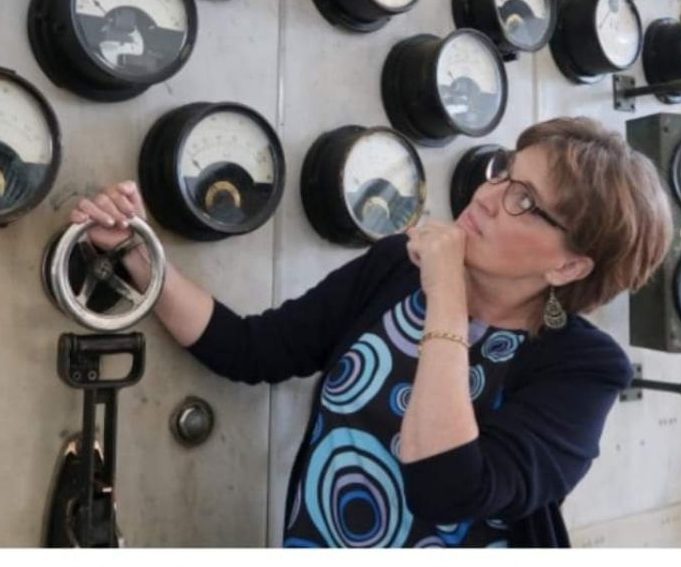 Eini Annukka Perälä tutkii voimalaitoksen mittaristoa